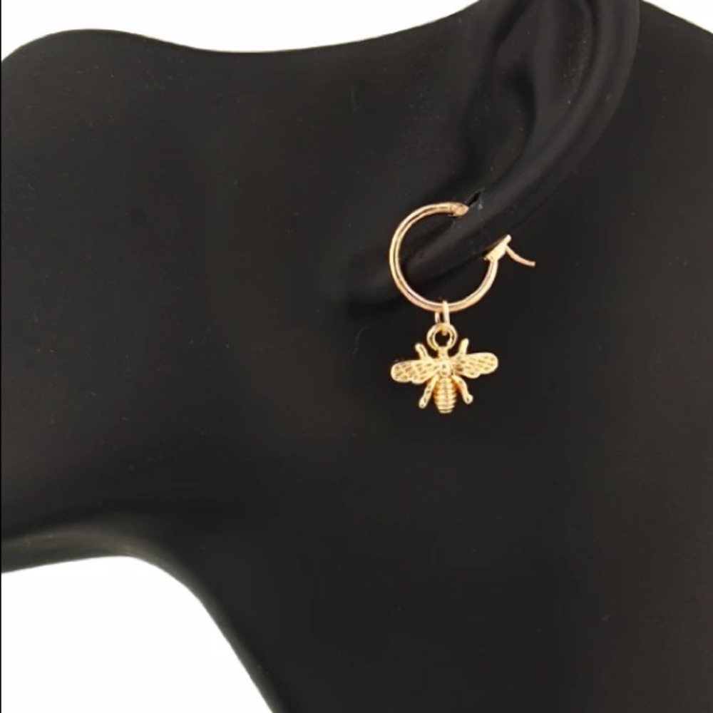 NWOT 18K gold plated bee earrings - Picture 4 of 4